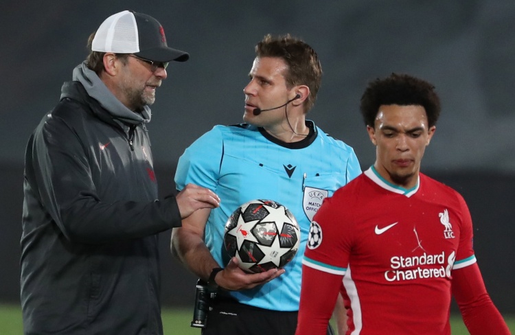 收到快递真开心，尤其是《申花装备》，仿佛看到了申花夺冠的那一刻