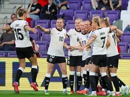 国足大战在即！7万球迷涌入，欢呼声震耳欲聋，看台全是中国红